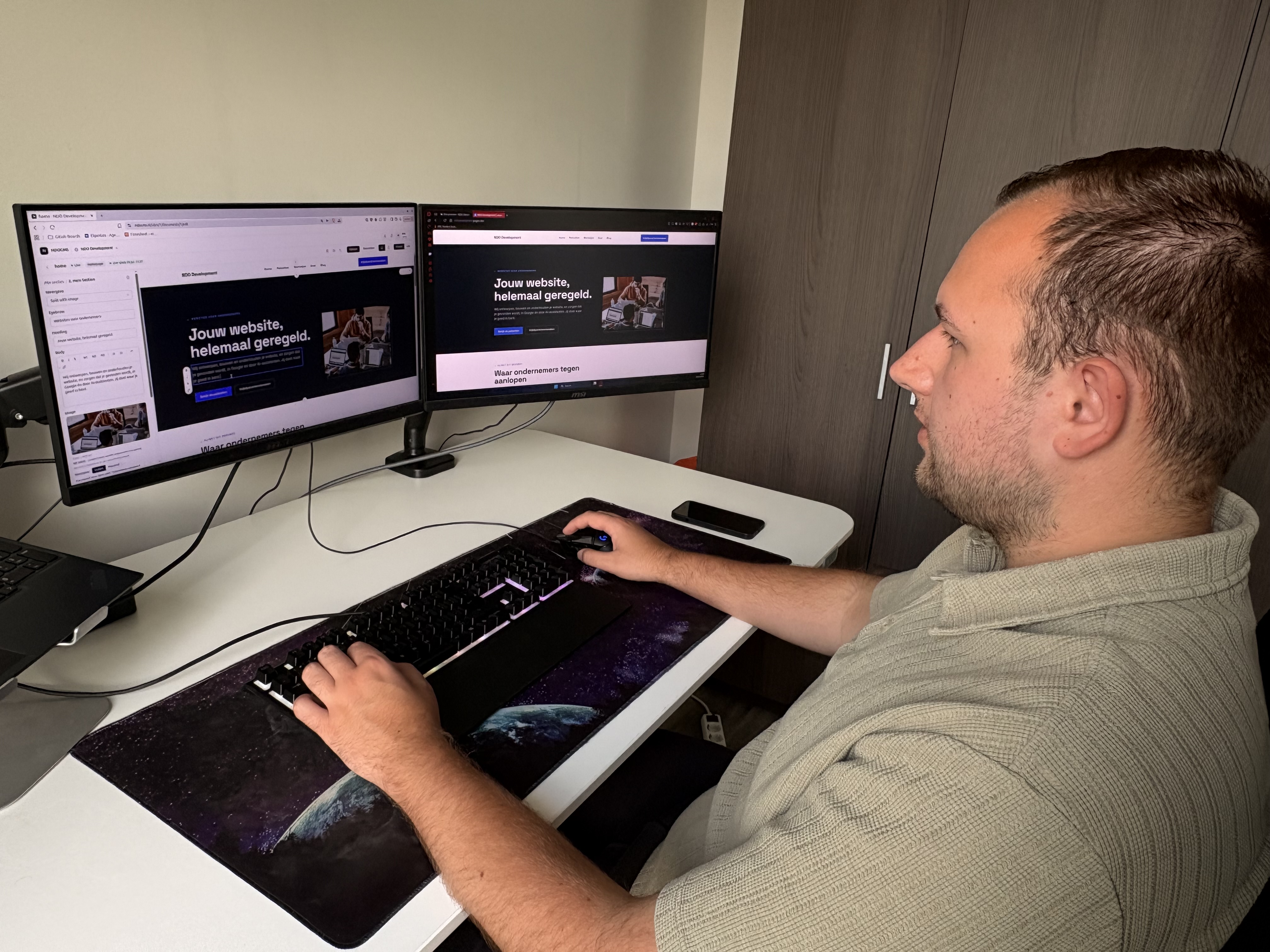 Nick werkt aan de website van NDO Development op twee schermen